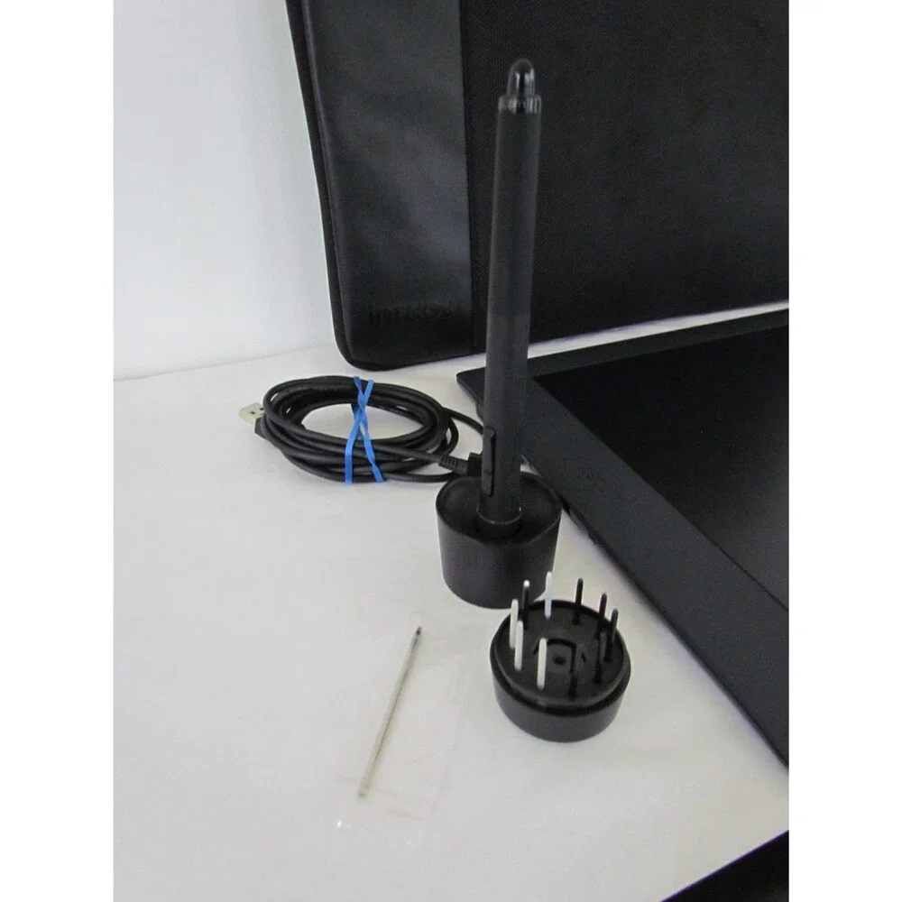 Wacom Intuos5 Touch Medium Drawing Tablet PTH-650 Complete w Pen Stand Case EUC